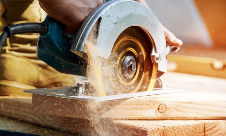 why should oil not be used on a circular saw?